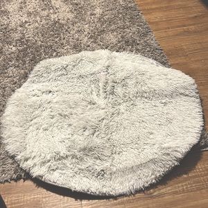 White round rug